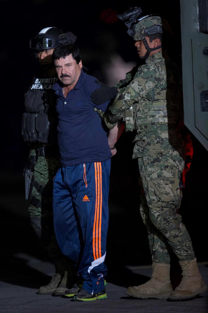 25 khoảnh khắc nóng bỏng nhất thế giới năm 2016 hình ảnh 21 Ông trùm ma túy Joaquin 'El Chapo' Guzman, thủ lĩnh băng đảng Sinaloa khét tiếng ở Mexico, bị cảnh sát bắt giữ ngày 8/1 sau khi vượt ngục ngày 11/7/2015. Vụ vượt ngục của El Chapo hồi năm ngoái gây chấn động Mexico do nhà tù giam cầm ông trùm được đánh giá là an ninh bậc nhất nước này.