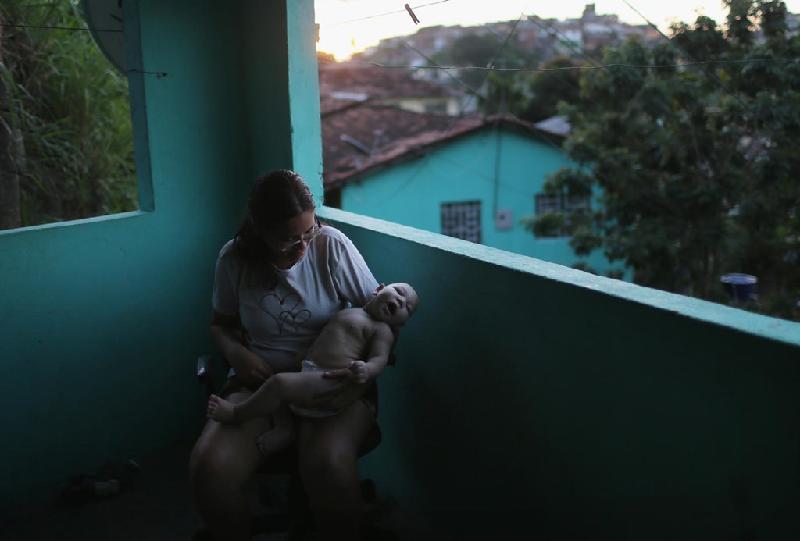 25 khoảnh khắc nóng bỏng nhất thế giới năm 2016 hình ảnh 24 Cô Mylene Helena Ferreira tại Brazil ôm người con trai 5 tháng tuổi bị teo não do nhiễm virus Zika ngày 25/1. Quốc gia Nam Mỹ này là một trong những điểm nóng mà dịch Zika hoành hành với hơn hàng nghìn ca nhiễm được phát hiện chỉ trong vài tháng.