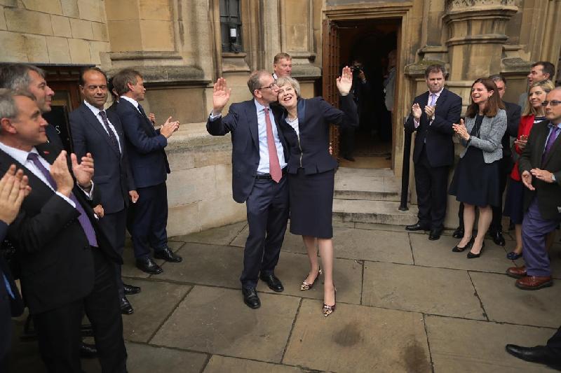 25 khoảnh khắc nóng bỏng nhất thế giới năm 2016 hình ảnh 25 Bà Theresa May bên chồng Philip John May đón nhận sự chúc mừng của các đồng nghiệp trong ngày bà được bầu làm thủ tướng mới của nước Anh ngày 11/7. Thủ tướng David Cameron đã từ chức sau sự kiện dân Anh bỏ phiếu để rời khỏi châu Âu Brexit. Bà May trở thành người phụ nữ thứ 2 giữ chức thủ tướng.