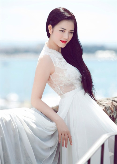 Cô từng chia sẻ đã không còn đặt nặng chuyện kết hôn nhưng cũng không quên đặt ra cột mốc 'lên xe hoa' cho mình là 36 tuổi. Lý Nhã Kỳ luôn hấp dẫn với hình ảnh sang trọng và không ít lần khiến công chúng nước nhà tự hào khi xuất hiện tại các sự kiện hàng đầu quốc tế.
