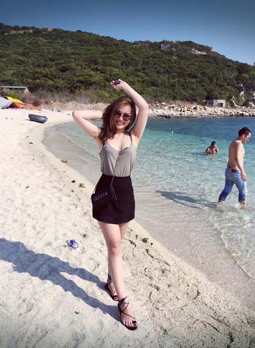 Trang cá nhân của cô sở hữu một lượng fans đông đảo. Cô thường chia sẻ những hình ảnh xinh đẹp của mình, đặc biệt cô nàng cực kì thu hút khi mặc đồng phục của hãng.