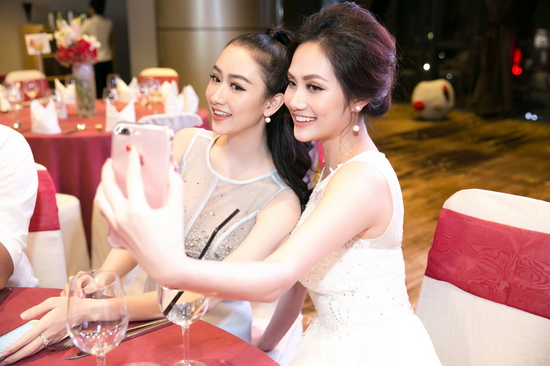 Tại sự kiện tối qua, cả hai đã cùng nhau trò chuyện và chia sẻ nhiều kế hoạch lớn trong tương lai. Một trong số đó là việc Hà Thu sẽ chính thức lấn sân sang lĩnh vực ca hát. Hiện tại, cô đang tích cực học thanh nhạc để cho ra những sản phẩm âm nhạc mới. Quyết định táo bạo của người đẹp 24 tuổi này được Diệu Linh ủng hộ hết mình.