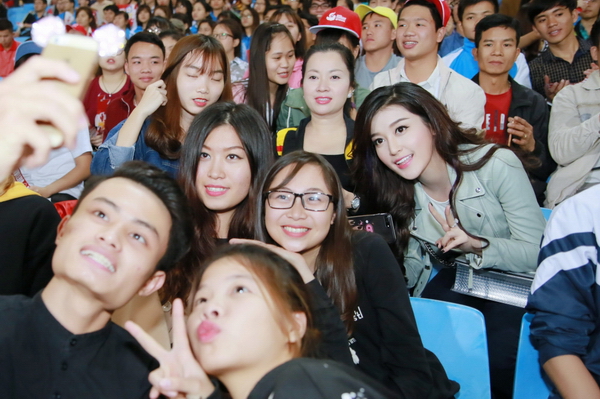 Bên cạnh đó, rất nhiều người hâm mộ nhận ra Á hậu và đề nghị chụp ảnh selfie lưu niệm. 