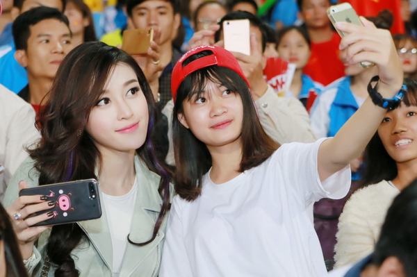 Huyền My nở những nụ cười tươi tắn khi đứng cạnh các fan và nhanh chóng chụp ảnh để mọi người trở về chỗ xem trận đấu. 