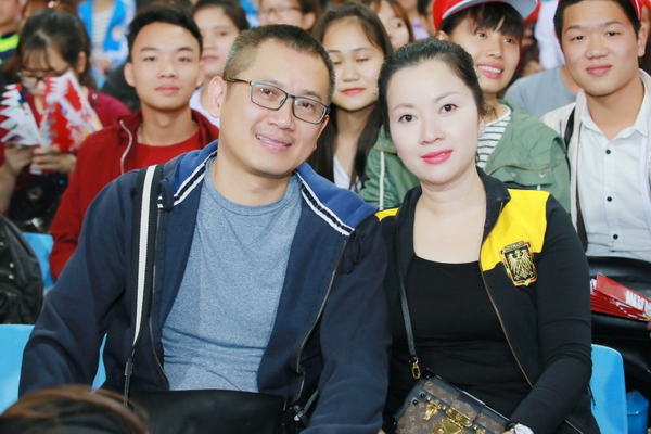 Bố mẹ của Huyền My cũng có mặt tại sân vận động cùng con gái. Cả bố và mẹ của cô đều có vẻ ngoài và phong trái rất trẻ trung. Á hậu Huyền My tiết lộ rằng cả gia đình cô đều là người hâm mộ bộ môn bóng đá. Từ nhỏ, Huyền My đã được bố mẹ dẫn đi xem bóng đá. Hiện nay, bố mẹ và Huyền My thường cùng tụ tập trước TV để xem những trận đấu quốc tế và trong nước.