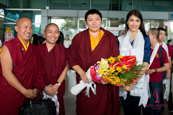 Đặc biệt, Đức Phakchok Rinpoche gửi lời chúc phúc và cùng dải băng lụa may mắn đến Lệ Hằng. Món quà đặc biệt này cầu chúc Lệ Hằng gặp nhiều may mắn, tốt lành nhất trong cuộc thi Miss Universe 2016.