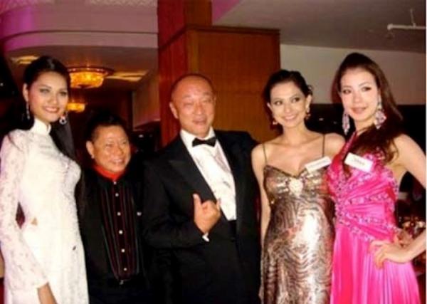 Ông Hoàng Kiều là người yêu cái đẹp, ông từng có tham vọng xây dựng Làng Hoa Hậu tại Việt Nam và có mong muốn đưa cuộc thi Hoa Hậu Thế Giới về Việt Nam tổ chức. Trong ảnh là tỷ phú gốc Việt chụp hình cùng Hương Giang và các thí sinh của cuộc thi HHTG 2009 tại Nam Phi.