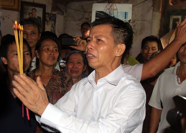 Ông Nguyễn Thanh Chấn dâng hương đến người cha liệt sỹ ngày trở về. Ảnh: Cao Tuân