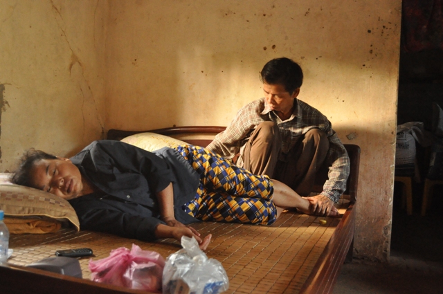 Ông Nguyễn Thanh Chấn chăm sóc người vợ đau ốm vì 10 năm trời đằng đẵng kêu oan cho chồng. Ảnh: Cao Tuân
