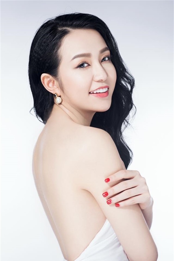 “Giàu vì bạn, sang vì vợ”, câu nói ấy khá đúng trong trường hợp của Tuấn Hưng. Kể cả khi sánh vai cùng chồng hay một mình xuất hiện trước đám đông, người vợ trẻ nền nã, dịu dàng luôn khiến Tuấn Hưng ngẩng cao đầu kiêu hãnh. Vẻ đẹp “baby” từng làm nên thương hiệu của Thu Hương không hề bị mất đi sau khi cô lên chức mẹ, mà chỉ thêm vào đó những nét đằm thắm, mặn mà của người đàn bà hạnh phúc. Sự kết hợp hoàn hảo đó đã khiến nhan sắc Hương Baby thêm phần thu hút, quyến rũ và phù hợp hơn.