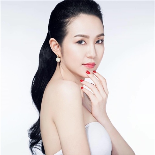 Trong đó, ấn tượng nhất là lần phục hồi “thần tốc” sau khi vừa sinh con của bà xã Tuấn Hưng đã khiến vô số người hâm mộ “mắt tròn, mắt dẹt”. Thân hình Hương Baby không chỉ thon gon mà dường như còn hấp dẫn và quyến rũ hơn cả thời son rỗi.