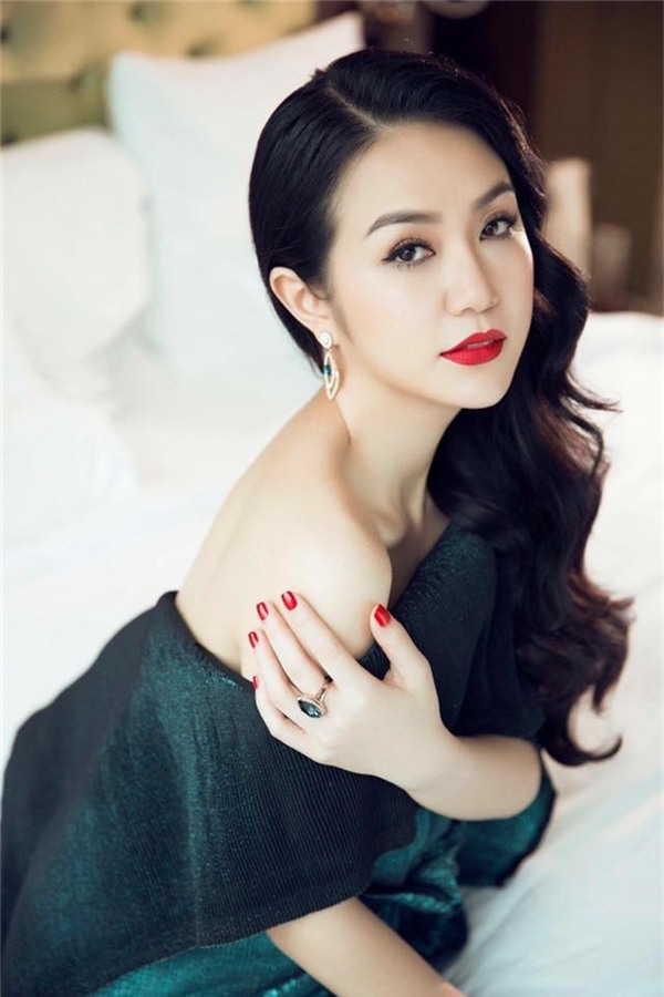Đúng như cái tên, Thu Hương sở hữu khuôn mặt trẻ hơn tuổi thật rất nhiều. Những đường nét ngây thơ đặc trưng, đôi mắt biết cười và làn da khiến người ở gần ghen tị của Hương Baby đã từng vô số lần khiến người đối diện không sao đoán nổi tuổi cô.
