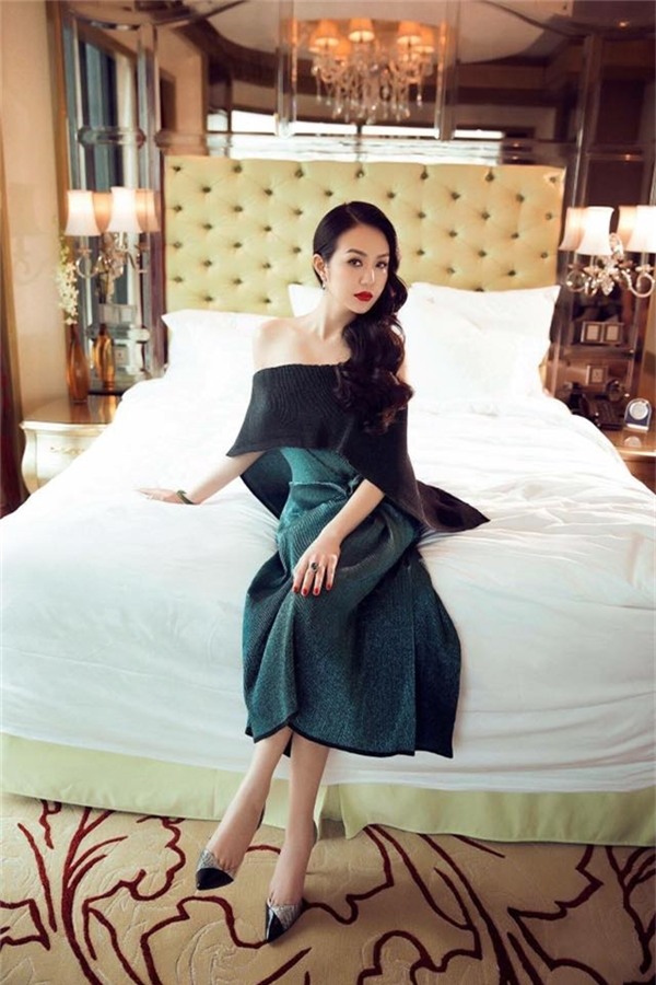 Xuất thân trong một gia đình có điều kiên nhưng bố mẹ không kém phần nghiêm khắc với con cái, điều người ta được nghe nhiều nhất từ Hương Baby không phải là những cuộc chơi “đốt tiền”, phô trương những món đồ tiền tỉ, mà là những thông tin về công việc, sự nghiệp của một cô gái trẻ.