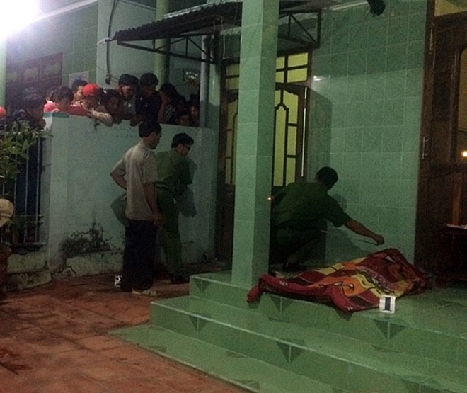 Cảnh sát đang khám nghiệm hiện trường. Ảnh : 