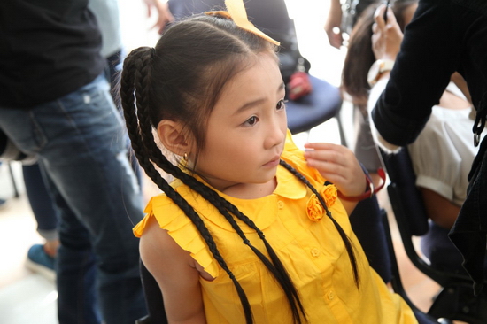 Cô bé Nghi Đình với chất giọng ngọt ngào đã khiến cho Trấn Thành dành nhiều lời khen ngợi. Em sẽ thể hiện một ca khúc dân ca đầy tình cảm hứa hẹn sẽ “đốn tim” khán giả. Hai đội chơi đã dùng đủ mọi chiêu trò để chiêu mộ em về đội.
