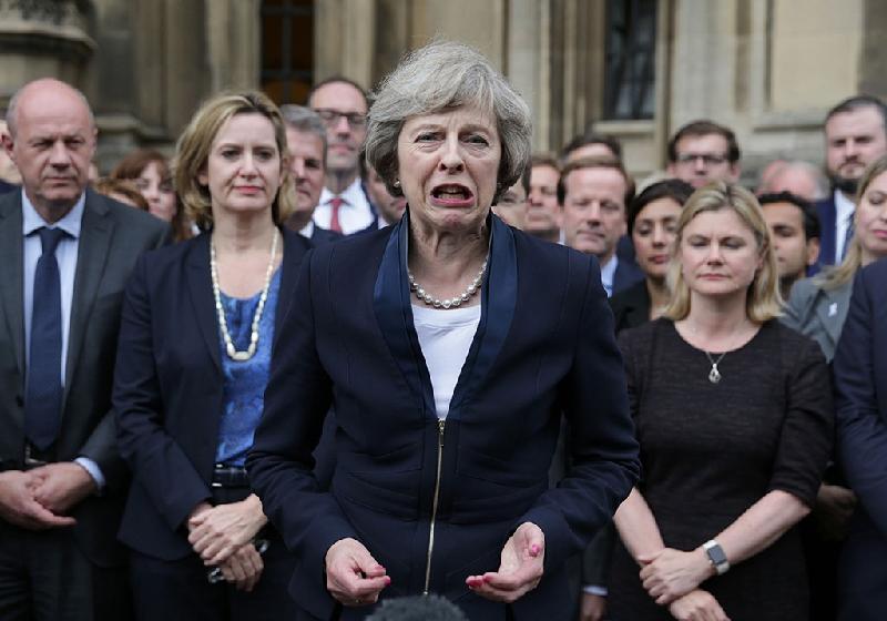 Những khoảnh khắc hài hước của lãnh đạo thế giới năm 2016 hình ảnh 1 Bà Theresa May phát biểu trước báo giới tại cổng St Stephen vào cung điện Westminster, London ngày 11/7, vài ngày trước khi bà chính thức nhậm chức thủ tướng Anh. Nữ thủ tướng 59 tuổi nổi tiếng với sự nghiêm túc và cần mẫn. Bà cũng là người phụ nữ hiếm hoi lên tới đỉnh cao trong chính trường nước Anh vốn luôn bị đàn ông chi phối. Ảnh: