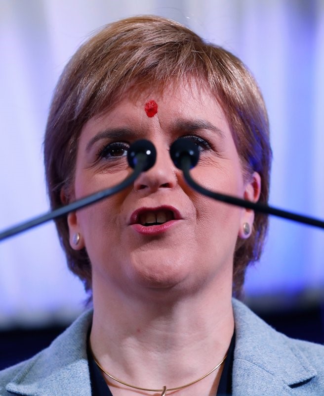 Những khoảnh khắc hài hước của lãnh đạo thế giới năm 2016 hình ảnh 5 Thủ hiến Scotland Nicola Sturgeon phát biểu tại nhà máy thép Dalzell ở Motherwell hồi cuối tháng 9. Bà từng tuyên bố Scotland có thể sẽ tiến hành lần thứ 2 cuộc trưng cầu dân ý về vấn đề tách khỏi Anh trước năm 2020, nếu như Anh ra khỏi Liên minh châu Âu. Ảnh: