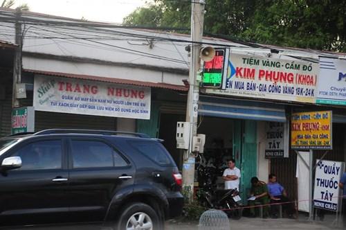Hiện trường vụ cướp tiệm vàng táo tợn ở Gò Dầu.
