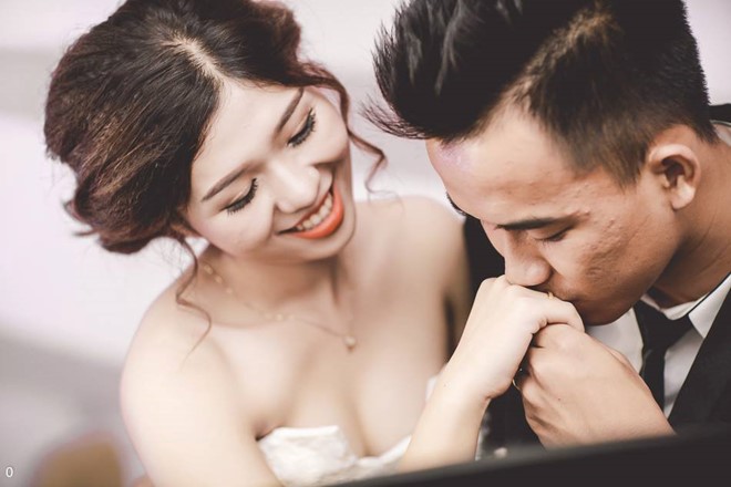 Sau đó, Văn Tiến và Nguyễn Thương thực hiện thêm một bộ ảnh truyền thống trong studio.