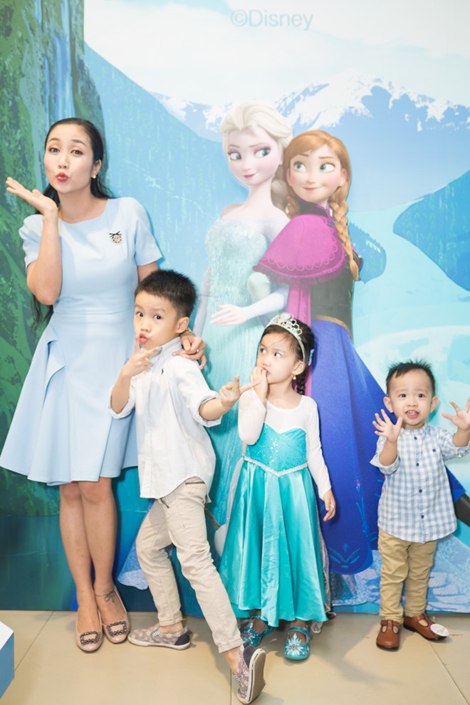 Trước thềm giáng sinh, Ốc Thanh Vân dành thời gian mua sắm chuẩn bị quà Noel cho ba nhóc tỳ 