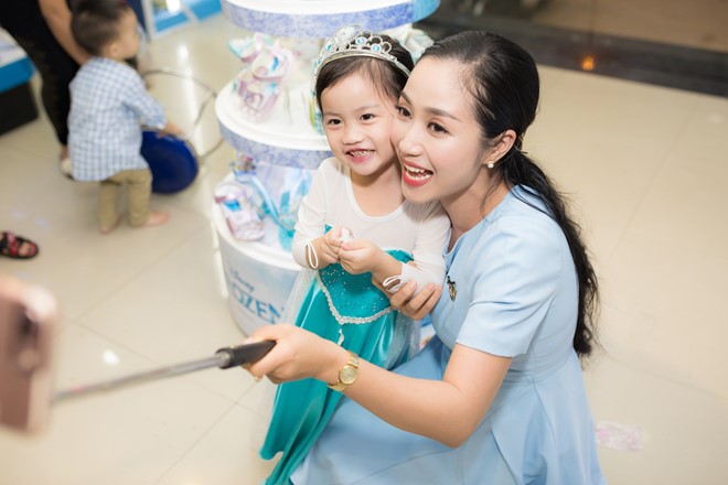 Cola vui vẻ khi được mẹ đưa đi siêu thị.