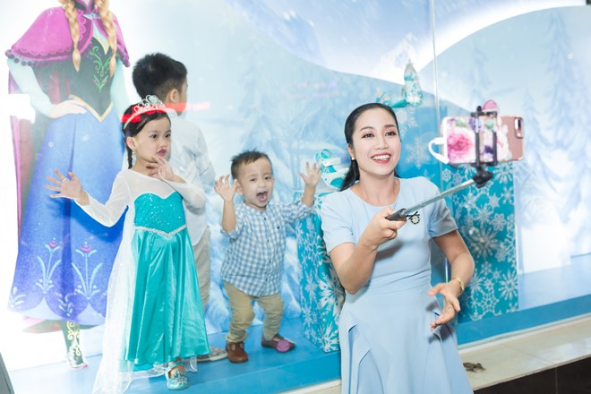 Ba nhóc tỳ nhà nữ MC - diễn viên hào hứng chụp ảnh lưu niệm cùng mẹ khi đi mua sắm.