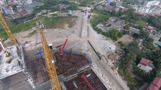 Công trường nhiều ngày qua đã vắng bóng công nhân xây dựng.