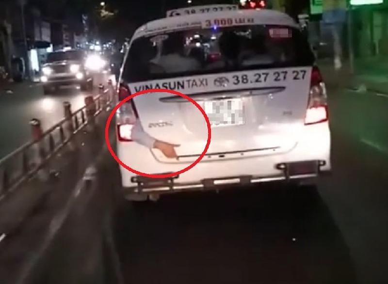 Kinh hoảng khi nhìn thấy cánh tay bị lòi ra ở cốp taxi Vinasun