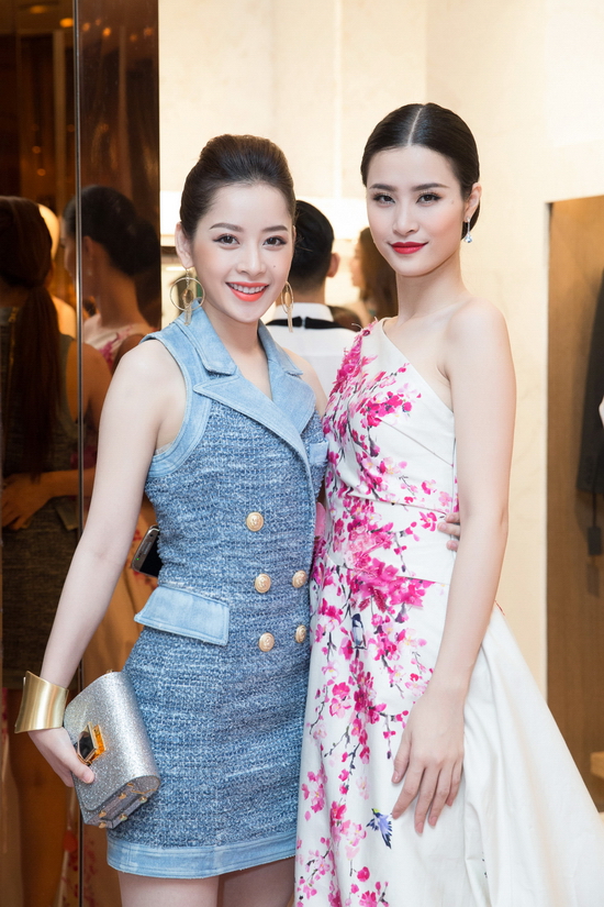 Bên cạnh đó, Chi Pu cũng đọ sắc với Đông Nhi. Hai nghệ sĩ hai cá tính đối lập nhưng vẫn đầy thu hút. Năm qua, cả hai đều có những hoạt động nổi trội cùng các giải thưởng quốc tế đáng ghi nhận. Nếu như Đông Nhi thắng giải “Nghệ sĩ Đông Nam Á xuất sắc nhất” tại MTV EMA 2016 thì Chi Pu giành giải “Nữ diễn viên triển vọng châu Á” tại Asia Artist Awards 2016. Cô cũng vừa có vai diễn trong phim “Vệ sĩ Sài Gòn” đang gây sốt phòng vé.