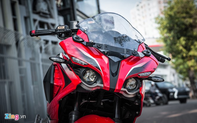 Ngoài ra, Bajaj Pulsar RS200 2017 vẫn nổi bật với đầu xe thiết kế hầm hố, dữ dằn, cặp đèn pha dạng projector, đèn LED chạy ban ngày được bố trí ngay phía trên. Tương tự nhiều mẫu sportbike khác, RS200 cũng được trang bị kính chắn gió lớn ở đầu xe.