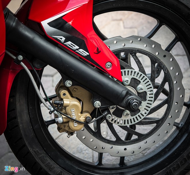 Hệ thống ABS đi kèm bộ phanh đĩa đơn, kẹp phanh BYBRE giống như trên nhiều mẫu xe của KTM.