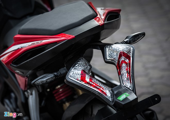 Cụm đèn hậu thiết kế như trên những chiếc naked bike Pulsar 200 NS, dùng bóng LED.