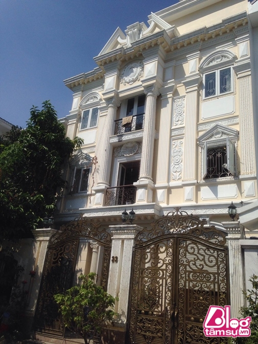 Căn biệt thự triệu đô đồ sộ, khang trang tọa lạc tại quận 2, TP.HCM của người đẹp từng bị trộm viếng thăm cuỗm đi tổng khối tài sản có giá trị khoảng 1,6 tỷ đồng bao gồm tiền mặt, túi xách, đồng hồ, nhẫn kim cương. gia-the-minh-hang-blogtamsuvn4