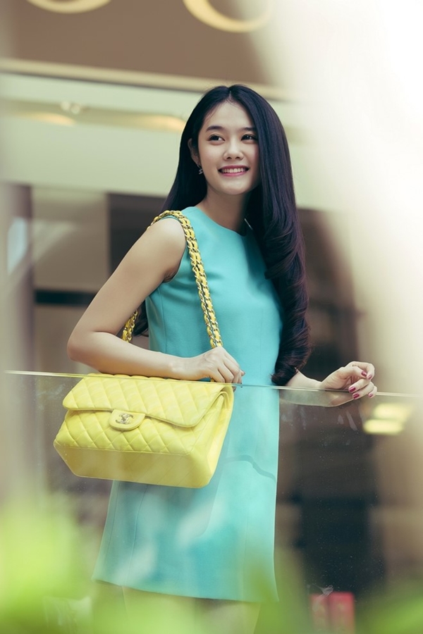 … và mua túi Chanel tặng Linh Chi.