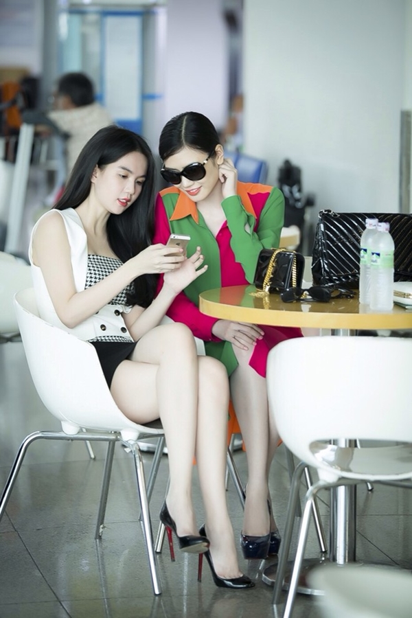 Trong khi đó, Ngọc Trinh cũng chịu chơi không kém cạnh khi tặng Tường Vy một chiếc túi hàng hiệu làm quà động viên trước khi đàn em lên đường sang Mỹ tham gia một cuộc thi sắc đẹp.