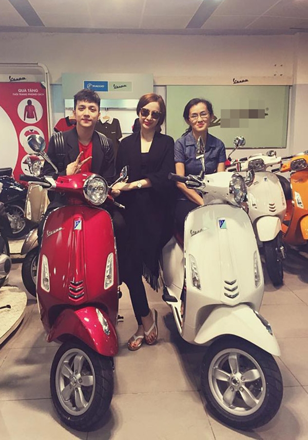 Món quà năm mới mà Angela Phương Trinh tặng mẹ và người anh thân thiết là một chiếc xe tay ga đời mới.