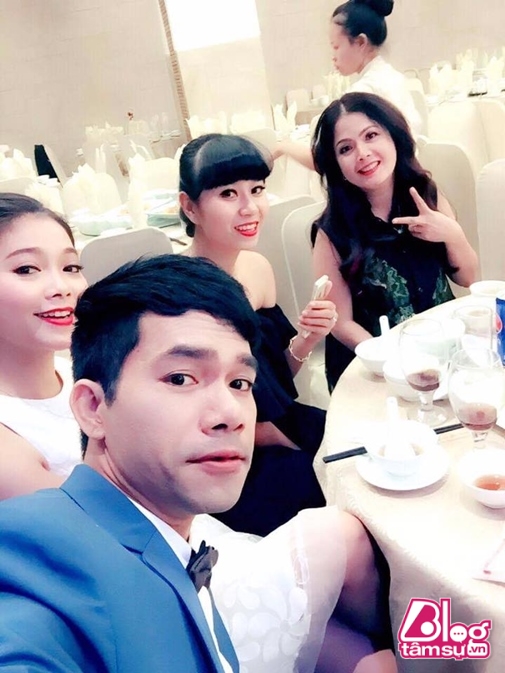 Thậm chí còn được người hâm mộ khen là bảnh bao hơn cả chú rể.