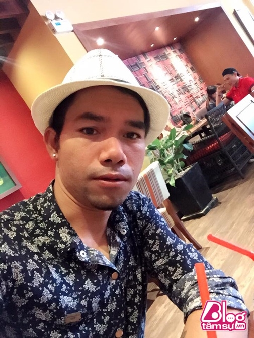 Đi cafe cùng bạn bè.