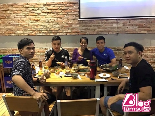 Thường xuyên tụ tập bên người thân, “chiến hữu”.