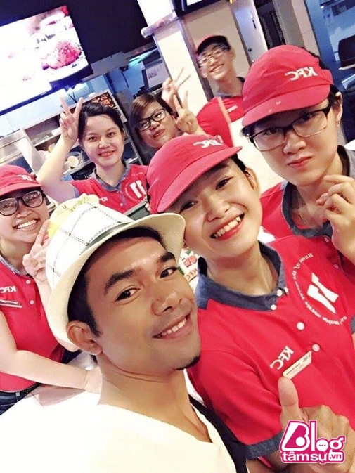 Fan nữ gặp gỡ và nhận ra Ya Suy, nhận xét rằng anh là người thân thiện và vui tính.