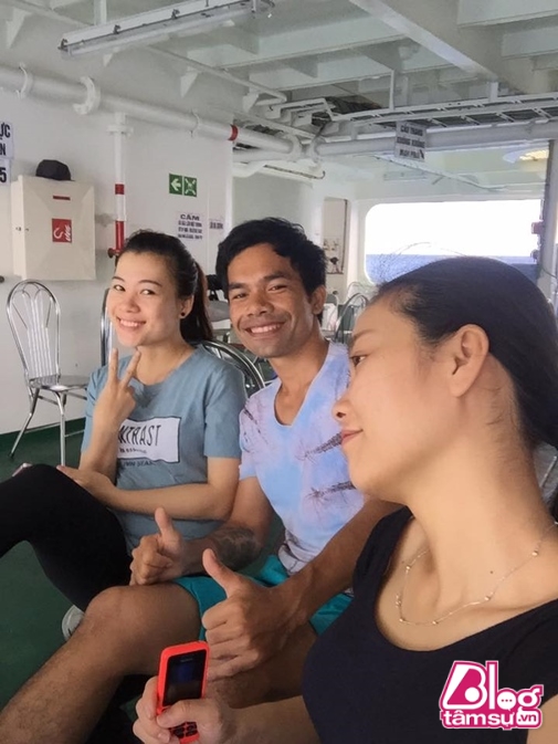 Một số hình ảnh của Ya Suy trong các chuyến đi diễn từ thiện, phục vụ cộng đồng.