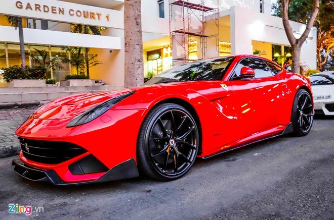 Chiếc Ferrari F12 hàng hiếm tại Việt Nam thuộc sở hữu của thiếu gia Cường Đô La. Khi nhập về Việt Nam, xe được độ ống xả, mâm và nội thất.