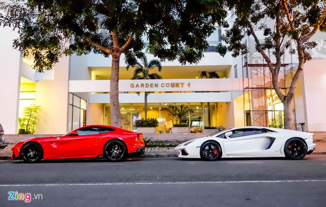 Tại Việt Nam, Ferrari F12 là đối thủ trực tiếp của Lamborghini Aventador nhưng có giá khoảng 21 tỷ, thấp hơn Aventador 1,5 tỷ đồng.