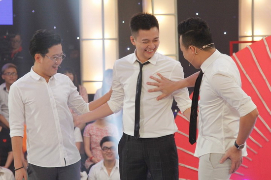 Vừa chào sân, danh hài Trấn Thành chia sẻ hài hước anh tham gia chương trình đã được 3 mùa và đến hiện tại thì anh nhìn ai cũng tròn trịa “cục nào ra cục nấy’.