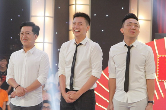 Ngay lập tức, Trường Giang “đá xéo” Trấn Thành tại có bạn gái ăn kim chi hoài nên mập. Trấn Thành cũng đáp trả lại không biết Trường Giang ngó cái gì hoài nên mắt mới cận như vậy bởi lúc này “Mười Khó” đang đeo đôi kính. Màn giao lưu của cả ba đã khiến cho khán giả cười nghiêng ngả.