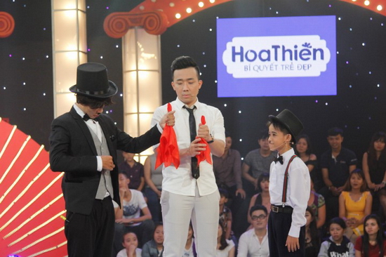 Ở phần thi của mình, cả hai cậu cháu diễn tình huống không lời thoại, hướng dẫn cho Trấn Thành cách làm ảo thuật với khăn. Và kết quả đã xảy ra ở phút cuối khi cùng thực hiện động tác ảo thuật như nhau nhưng cái khăn của Trấn Thành vẫn bị rách còn cái khăn của thí sinh thì trở về nguyên vẹn ban đầu như chưa bị cắt. Tuy vậy, hết giờ vẫn không có giám khảo nào cười. Trấn Thành nhận xét cũng có miếng hài nhưng vì anh đứng trên sân khấu nên không theo dõi được hết tình huống để cười.