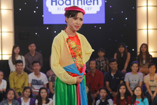 Vòng đầu tiên, thí sinh trong vai bụng mang dạ chửa từ Hà Nội tìm Trấn Thành và trách anh đã hứa hẹn nếu mùa thứ 3 không có Việt Hương ngồi “ghế nóng” thì sẽ cho chị làm giám khảo nhưng lại thất hứa không thực hiện. Sau đó, chị tiến đến bàn mạo muội hỏi Trường Giang là ai. “Mười Khó” léo lắt trả lời mình là Hari Won. Thí sinh phản pháo thừa nhận mình mới là người yêu của Trấn Thành. Sau đó chị còn bắt Trường Giang đứng lên rồi bất ngờ buông lời nhận xét “phũ phàng”: “Có cao hơn em bao nhiêu đâu” khiến Trấn Thành bật cười.