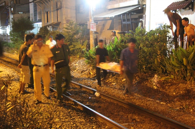 Thi thể nạn nhân được đưa về nhà xác.