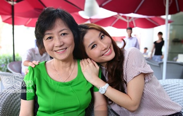 Diễm My 9x thường xuyên đưa mẹ đi du lịch và xem phim