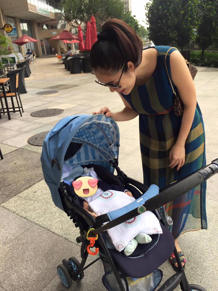 Dương Cẩm Lynh xuống phố cùng con mới sinh